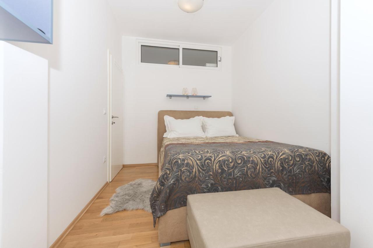 Long Apartment Makarska Exterior photo
